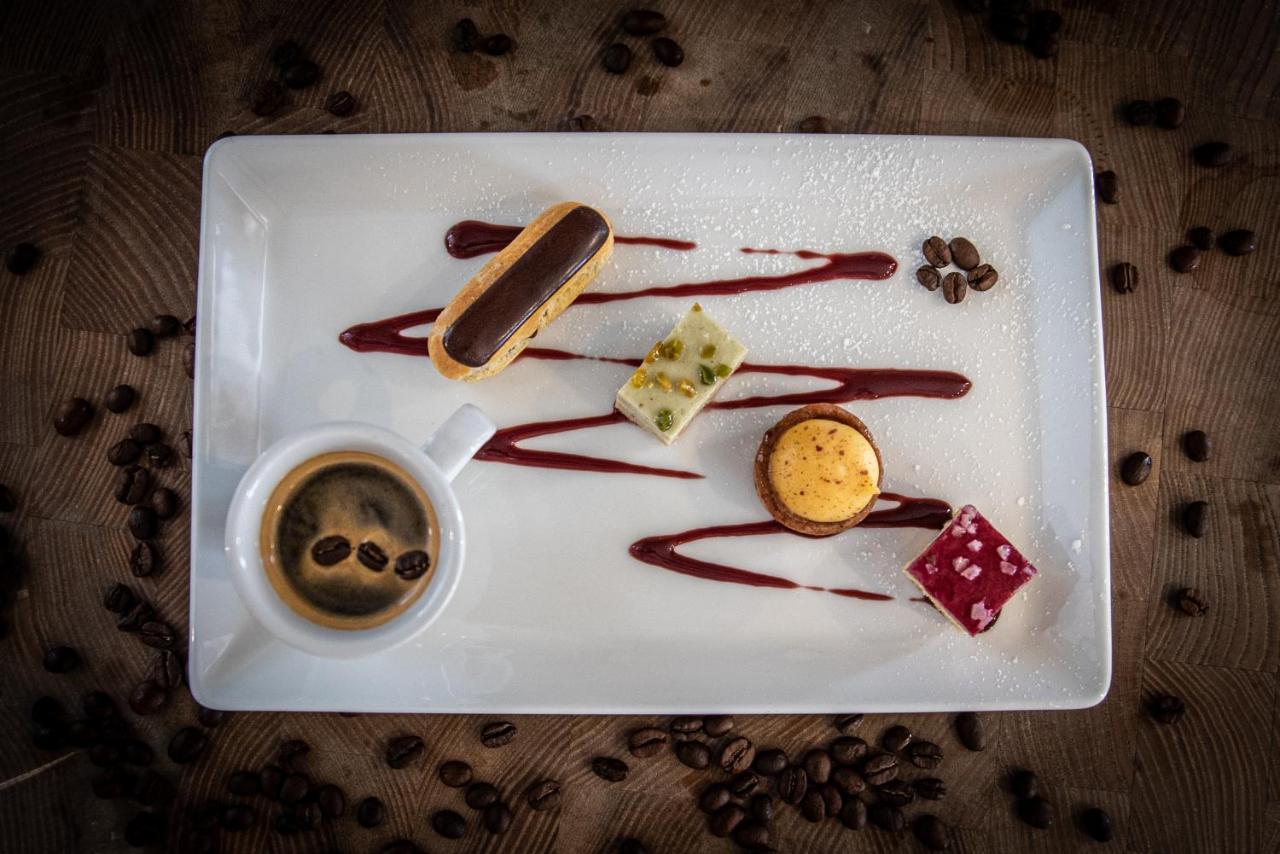 Отель The Oak House Axbridge Экстерьер фото A coffee and dessert plate