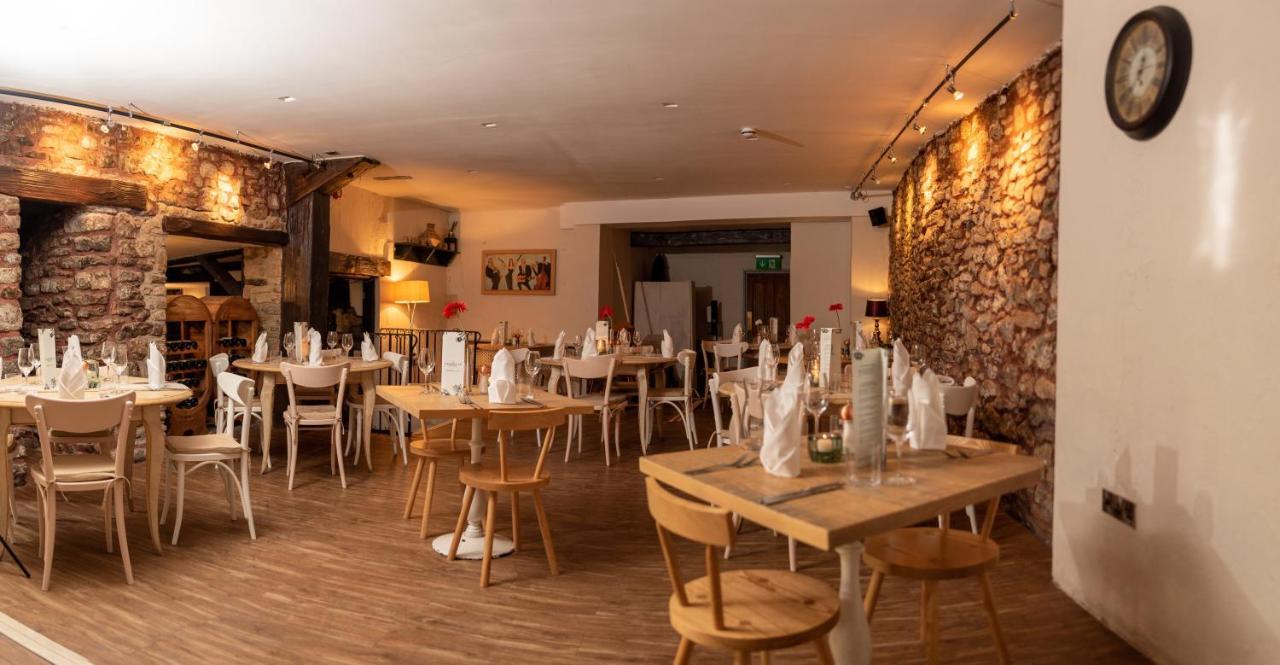Отель The Oak House Axbridge Экстерьер фото Restaurant in the hotel