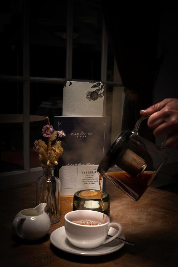 Отель The Oak House Axbridge Экстерьер фото Coffee being poured at the Oakhouse Hotel