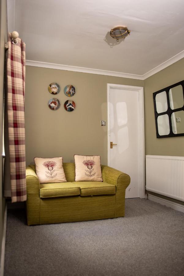 Отель The Oak House Axbridge Экстерьер фото A room with a radiator