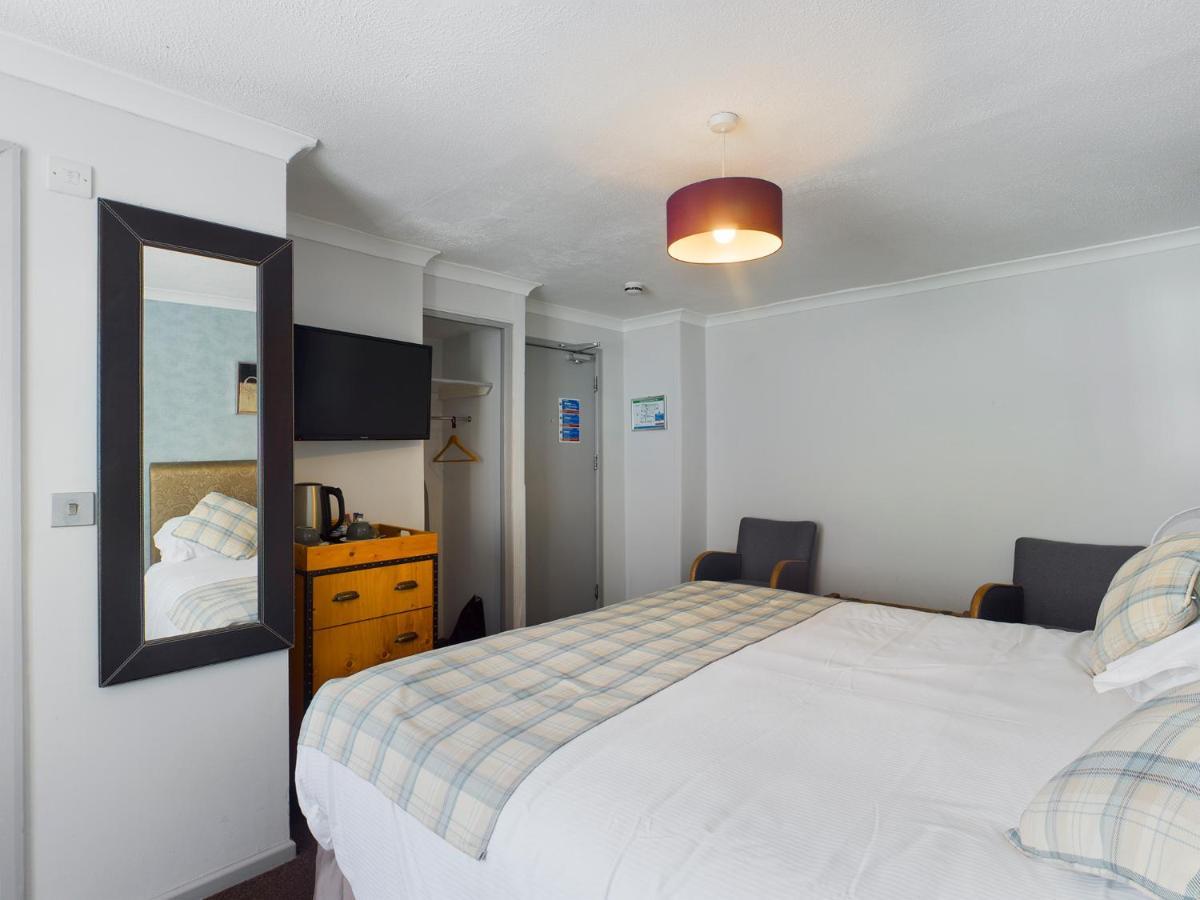 Отель The Oak House Axbridge Экстерьер фото A bedroom at the hotel