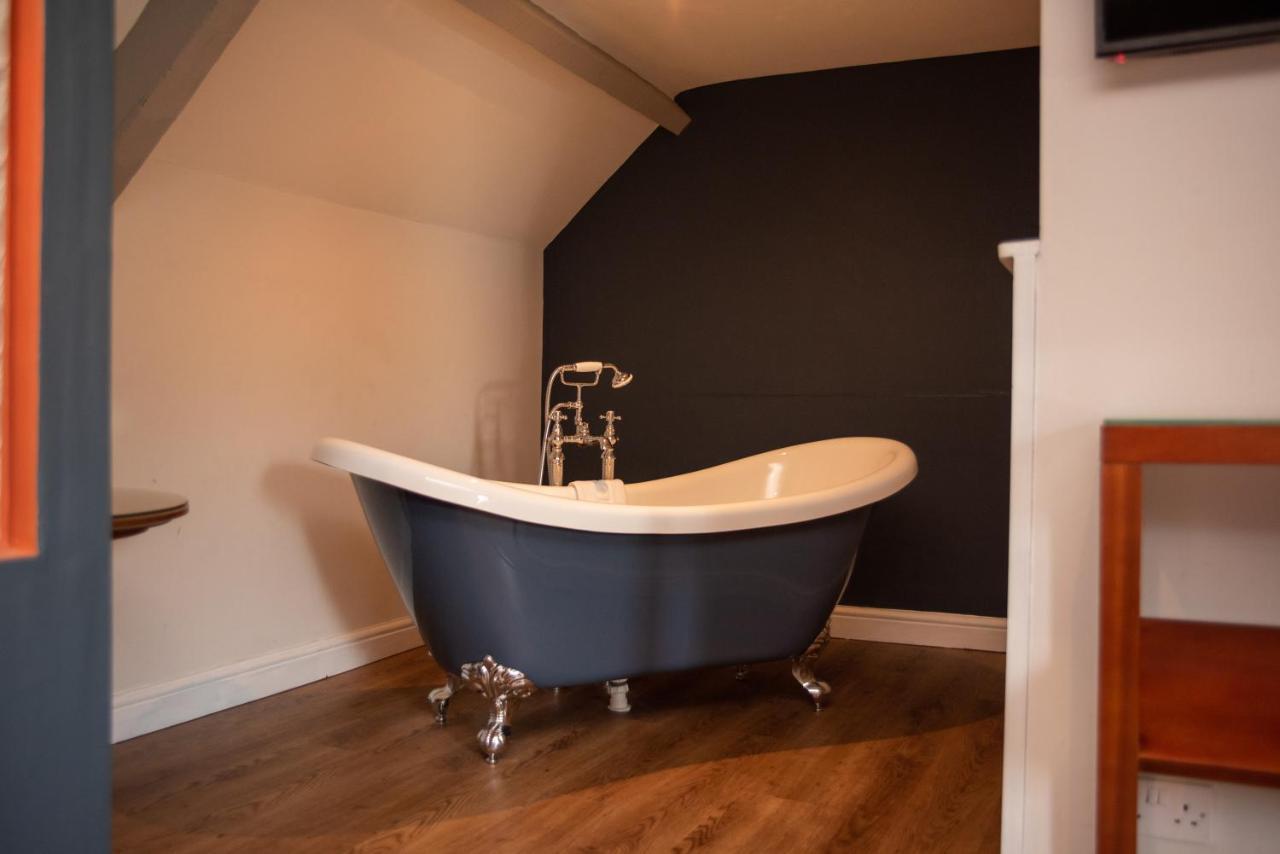 Отель The Oak House Axbridge Экстерьер фото A freestanding bathtub