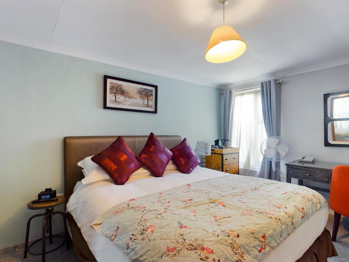 Отель The Oak House Axbridge Экстерьер фото A bedroom at the hotel