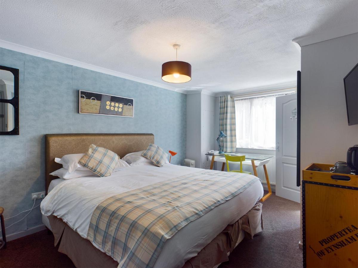 Отель The Oak House Axbridge Экстерьер фото A bedroom at the hotel