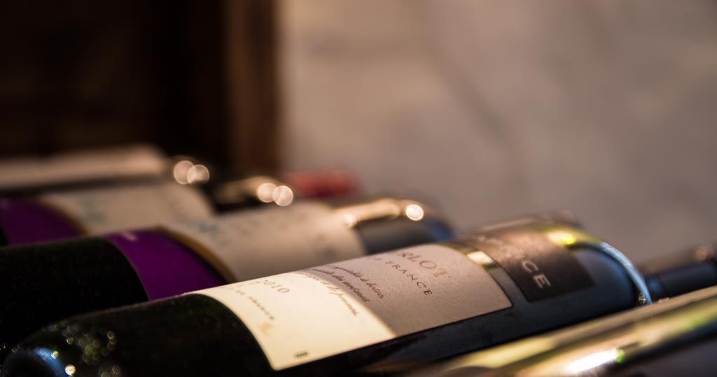 Отель The Oak House Axbridge Экстерьер фото Wine bottles