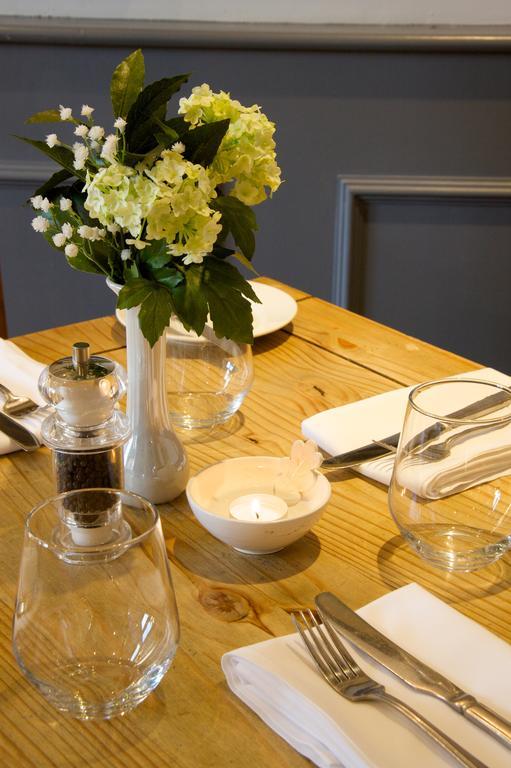 Отель The Oak House Axbridge Экстерьер фото A restaurant table set for service