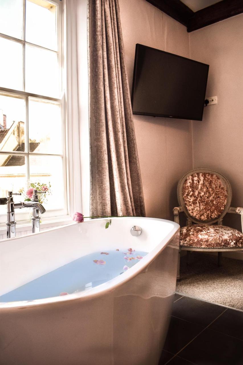 Отель The Oak House Axbridge Экстерьер фото A bathroom at The Swan